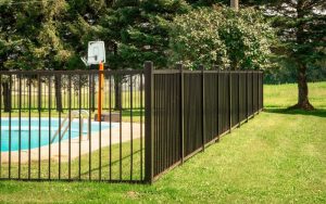 Clôture de piscine sur pieux vissés à Montréal