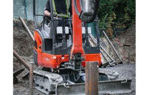 Machine en train d'installer un pieu vissé à Montréal